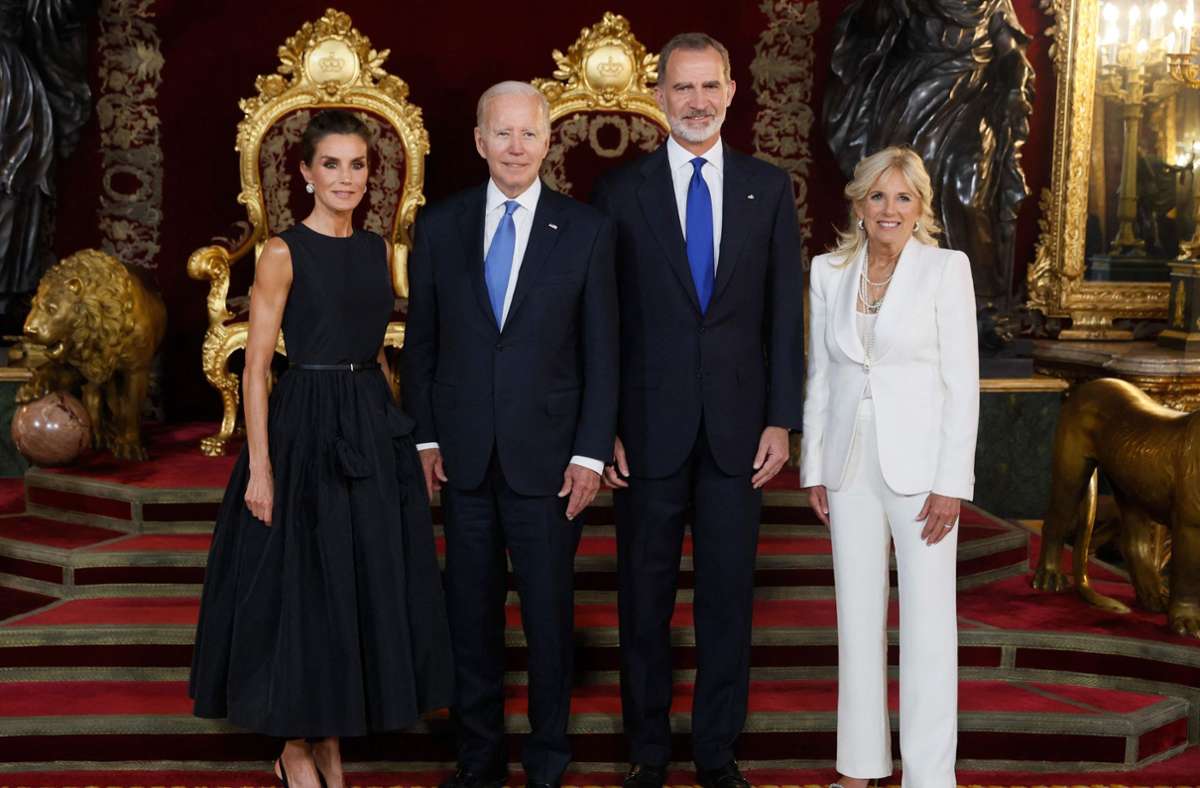 (Von links nach rechts) Spaniens Königin Letizia, US-Präsident Joe Biden, Spaniens König Felipe VI und US-First Lady Jill Biden posieren für Fotos vor ihrem Treffen während des NATO-Gipfels im Palacio Real in Madrid.