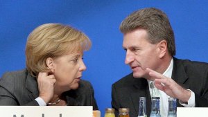 Bundeskanzlerin Angela Merkel mit EU-Energiekommissar Günther Oettinger. Foto: dpa