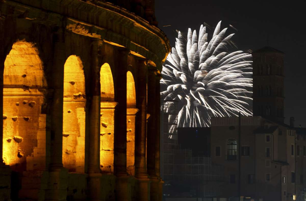 Ein Feuerwerk erhellt in Italiens Hauptstadt Rom das Koloseum in der Silvesternacht.