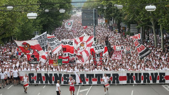 Tausende VfB-Fans marschieren zum Stadion