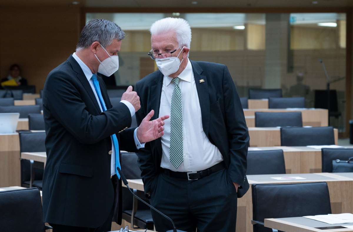 FDP-Fraktionschef Hans-Ulrich Rülke im Gespräch mit Ministerpräsident Winfried Kretschmann (Grüne). Foto: dpa/Bernd Weißbrod