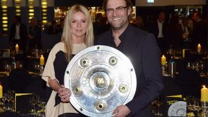 Wir haben heute Abend nicht vor, uns die Lampen auszuschießen. BVB-Trainer Jürgen Klopp (mit seiner Frau Ulla) vor der Meisterparty der Dortmunder, die in einer Woche das DFB-Pokalfinale gegen den FC Bayern bestreiten. Was haben die Dortmunder eigentlich ... Foto: dpa