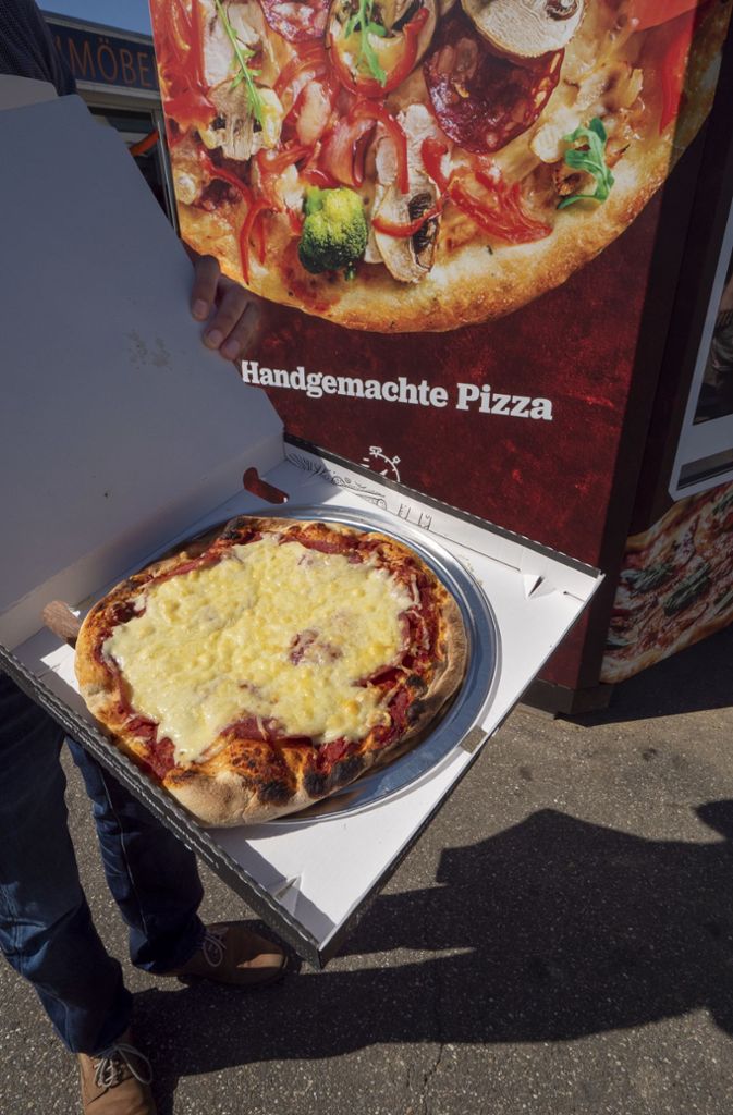 Das Ergebnis: eine Pizza, die zwar nicht mit einer Steinofenpizza beim richtigen Italiener mithalten kann, dafür aber jede Tiefkühlpizza schlägt.