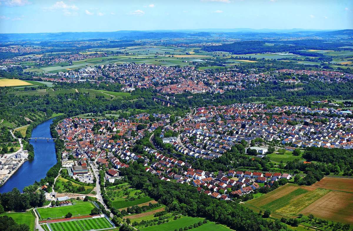 Die gemeinsame Gartenschau soll Marbach (vorn im Bild) und Benningen über den Neckar hinweg verbinden. Foto: Werner Kuhnle