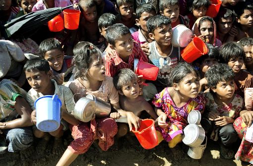 Rohingya-Kinder warten im Flüchtlingslager auf die Ausgabe von Essen. Foto: AP