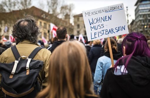 Im April 2019 demonstrierten hunderte Bürger auf dem Stuttgarter Schlossplatz gegen zu hohe Mieten in der Stadt. Foto: Archiv/Lichtgut/Christoph Schmidt