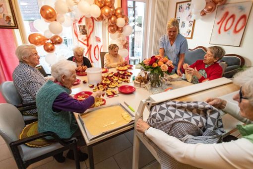 Runde Geburtstage  werden in der Senioren-WG in Krummwälden  bevorzugt in der Gemeinschaft gefeiert. Foto: Staufenpress
