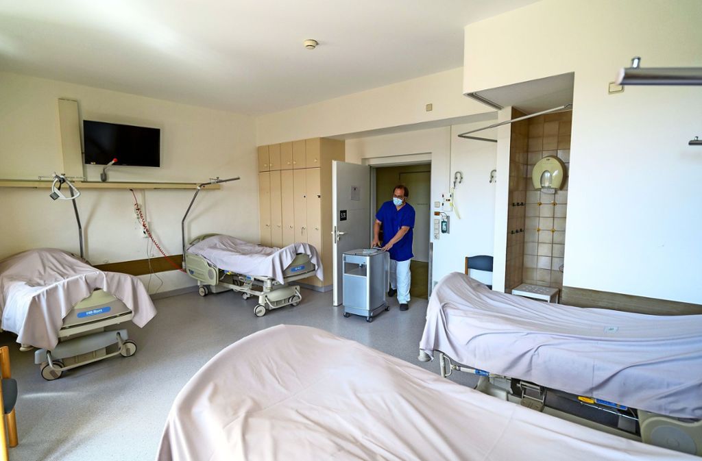 Krankenhausbett statt eigenes Zimmer: In Marbach sollen bald Bewohner aus Pflegeheimen gesund werden. Foto: factum/Jürgen Bach