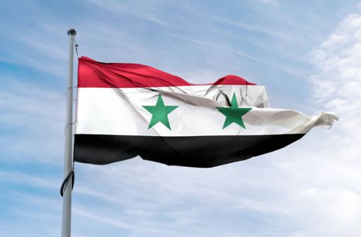 Die Flagge Syriens – in der Stadt Homs wurden mindestens 78 Menschen getötet (Symbolbild). Foto: IMAGO/CHROMORANGE/IMAGO/CHROMORANGE