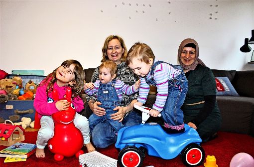 Rabiye Sönmez (rechts) konnte Bettina Pinter und ihren drei Töchtern eine ehrenamtliche Helferin vermitteln. Foto: Caroline Holowiecki