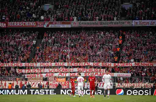 Die Fans des FC Bayern München pfeifen auf die Meinung ihres Vorstandsbosses. Foto: Bongarts