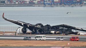 Die Verkehrsbehörden haben mit der Untersuchung des tödlichen Flugzeugunglücks begonnen. Foto: AFP/RICHARD A. BROOKS