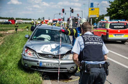 Polizei, Feuerwehr,  Notarzt sowie ein Rettungshubschrauber waren nach dem Unfall in Neuhausen im Einsatz. Foto: SDMG