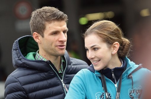 Ein sportliches Paar: Fußballweltmeister Thomas Müller und seine Frau, die Reiterin Lisa Müller. Foto: Pressefoto Baumann