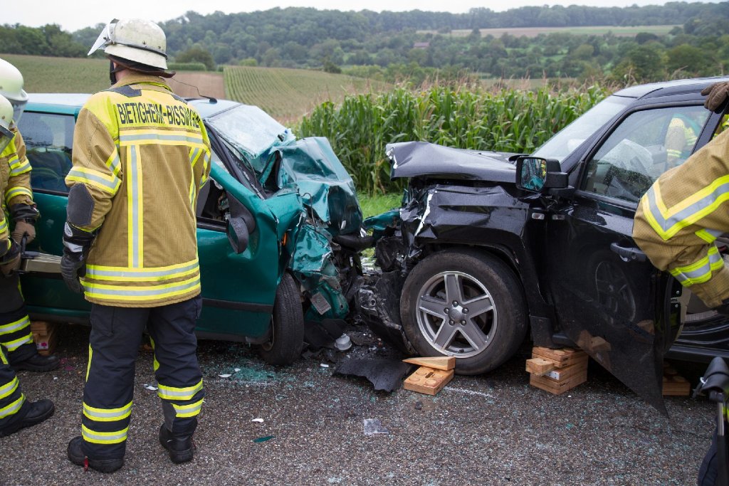 Eine junge Autofahrerin ist am Mittwochmorgen bei einem Frontalzusammenstoß auf der Landesstraße 1107 zwischen Bietigheim-Bissingen und Löchgau ums Leben gekommen.
