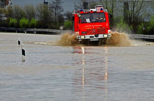 Immer wieder  tritt die Rems über ihre Ufer  – hier: eine überflutete Straße bei   Remshalden im Jahr 2000.Foto:Gottfried Stoppel Foto:  