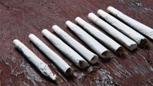 Die Beamten fanden mitunter mehr als drei Kilogramm Marihuana – hier geringere Mengen zu Joints gerollt. (Symbolbild). Foto: imago images/Addictive Stock/Fatima Guisado