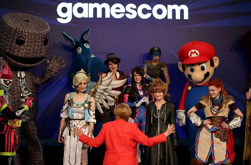 Bundeskanzlerin Angela Merkel (Mitte) hat am Dienstag die Gamescom in Köln eröffnet. Foto: dpa