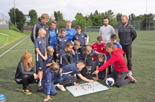 WFV-Kinderfußball-Experte Martin Hägele (re.) gibt Trainern und Höfleswetzern wertvolle Tipps. Foto: Pressefoto Horst Rudel