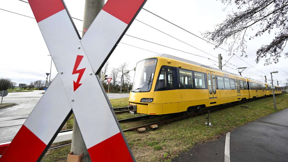 Stadtbahnunfall in Stuttgart-West - Ford kollidiert mit U9 – Fahrgast in ...