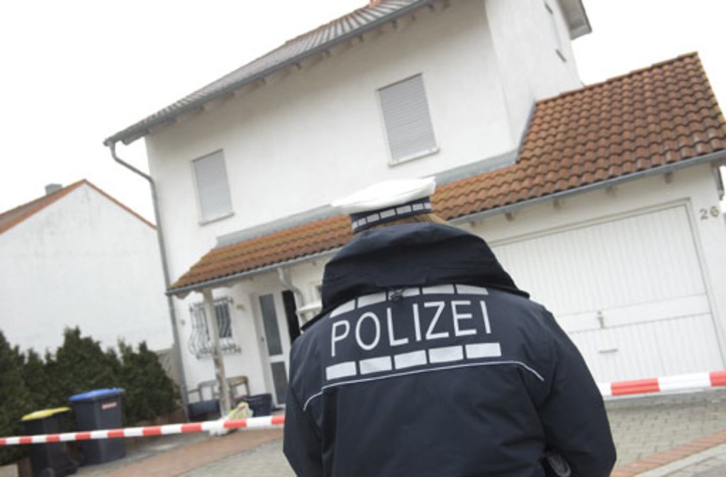 Eine Polizistin steht vor dem Haus in Plochingen, wo sich das Familiendrama ereignete.