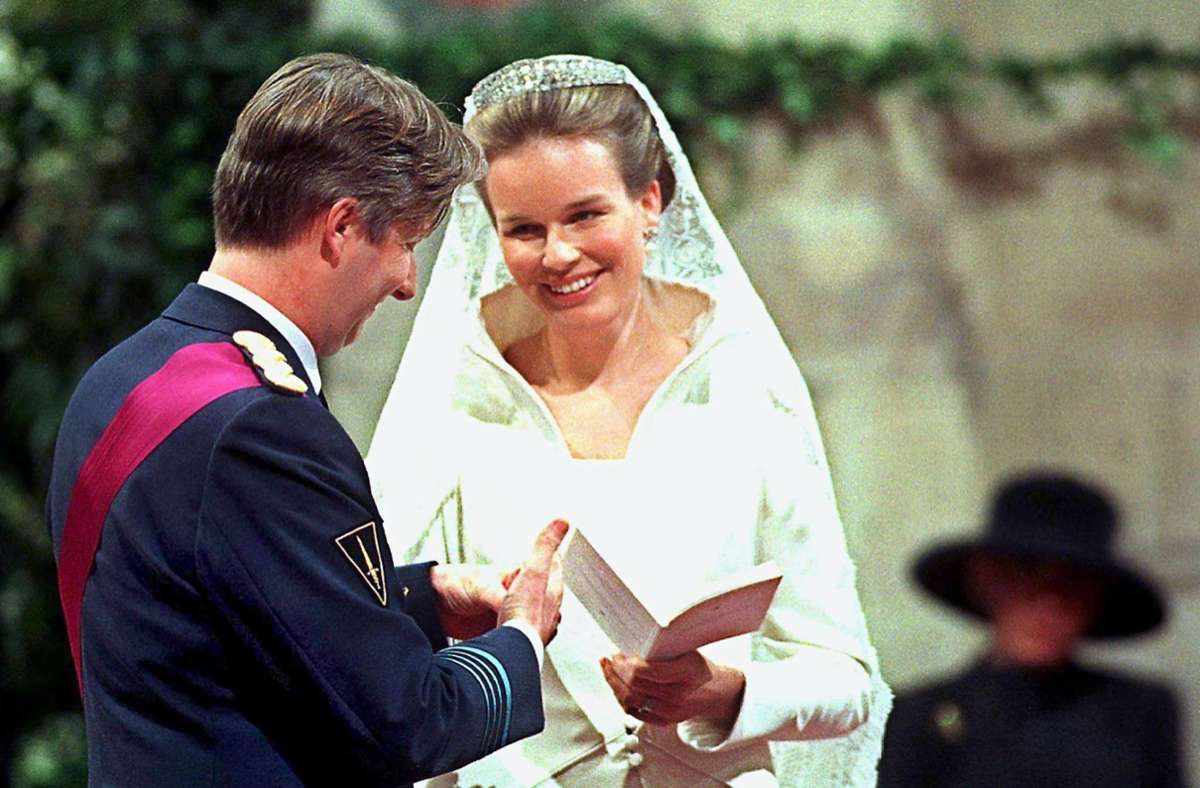 1999: Die Braut, Prinzessin Mathilde d’Udekem d’Acoz, strahlt ihren Bräutigam, Kronprinz Philippe von Belgien, während der kirchlichen Trauung in der Brüsseler Kathedrale St. Michael und Gudula an.