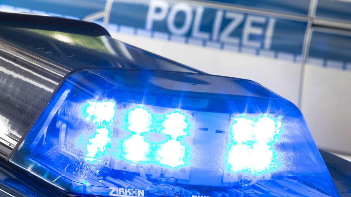 Oberbayern: Betrunkener Fahrer parkt Auto auf Fahrstreifen der A9 und schläft ein