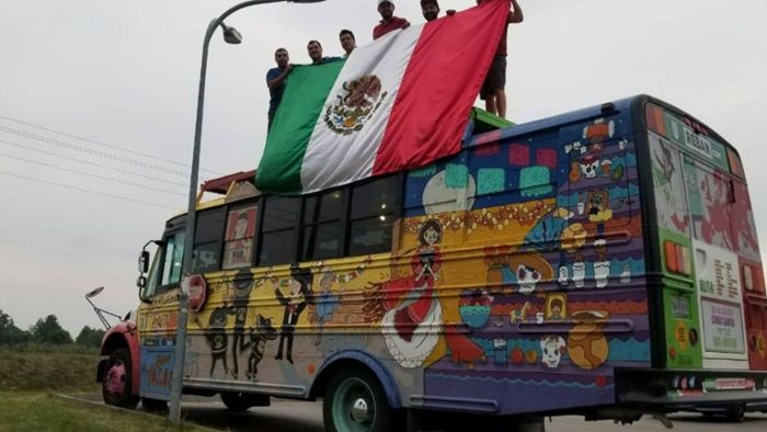 Verrückte Mexiko-Fans reisen im Schulbus an