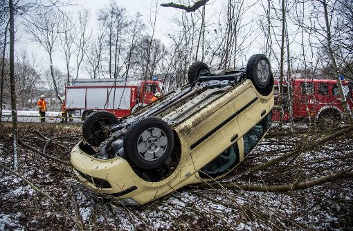 Der Fiat des 57-Jährigen ist ein Totalschaden. Der Fahrer wurde leicht verletzt. Foto: SDMG