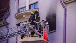 Die Feuerwehr verschaffte sich über eine Drehleiter und über das Treppenhaus Zugang zur Wohnung. Foto: SDMG