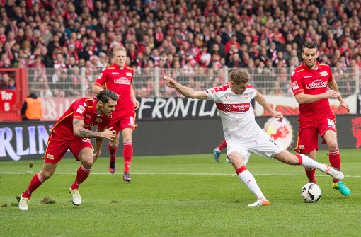 Treffsicher: VfB-Stürmer Simon Terodde erzielt das 1:0 bei Union Berlin. Foto: Baumann