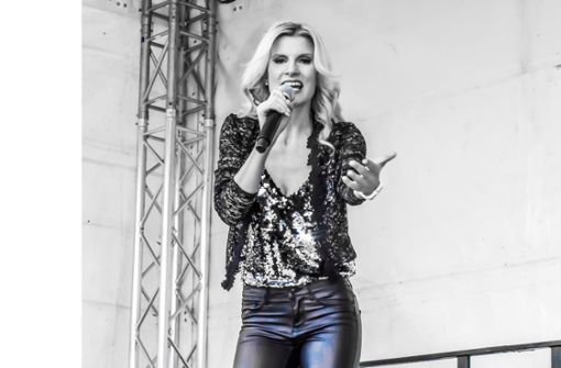 Sängerin Caro gibt auf der Bühne die Schlager-Diva Helene Fischer. Foto: www.helene-fischer-double.info