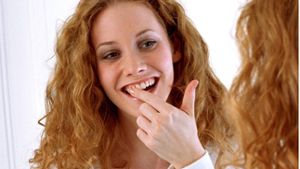Unbehandelte Zahnbetterkrankungen können letztendlich zum Verlust der Zähne führen. Der Tag der Zahngesundheit macht auf Themen rund um die Mund- und Zahngesundheit aufmerksam. Foto: obs/Pfizer Consumer Healthcare