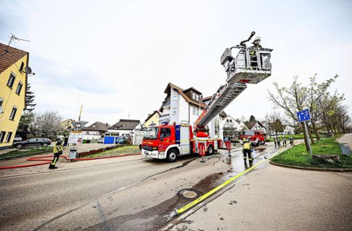 Mit der Drehleiter starten die Feuerwehrleute den Löschangriff von der einen Seite –  der zweite Angriff erfolgte zeitgleich durch die Wohnung. Foto: KS-Images.de / Karsten Schmalz