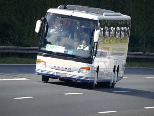 Weil sich der Fahrer an einem Bonbon verschluckt hat, ist ein Reisebus mit 44 Fahrgästen auf der Autobahn 31 von der Fahrbahn abgekommen. (Symbolbild) Foto: dpa