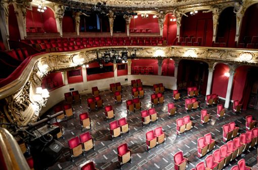 Manche Theater haben sogar   Sitze ausgebaut, um zu sicheren Orten zu werden: der Zuschauerraum des Berliner Ensembles. Foto: picture alliance/dpa