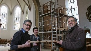 Das Orgelgehäuse steht schon: Friedrich Lieb, Jonas Eiling und Hermann Toursel (von links) betreiben den Einbau. Foto: Oliver von Schaewen