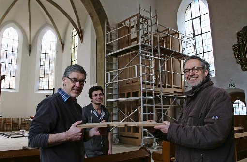 Das Orgelgehäuse steht schon: Friedrich Lieb, Jonas Eiling und Hermann Toursel (von links) betreiben den Einbau. Foto: Oliver von Schaewen
