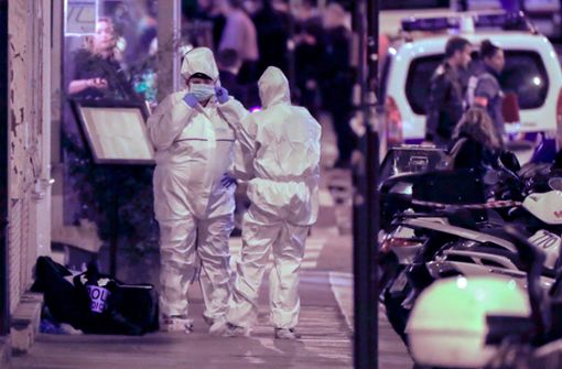 Polizisten bei der Spurensicherung nach nach einem Messerangriff im Zentrum von Paris. Foto: dpa