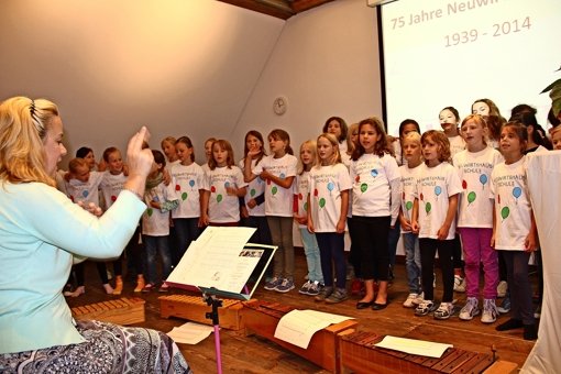 „Sing mit uns“: Der Chor der Neuwirtshausschule sorgte bei der Foto: Bernd Zeyer