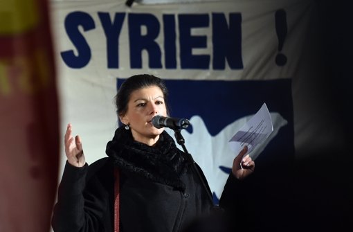 Sahra Wagenknecht spricht auf einer Kundgebung gegen den Syrien-Einsatz der Bundeswehr. Foto: dpa