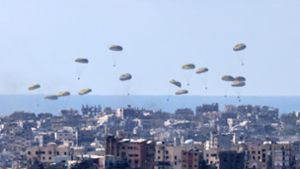 Humanitäre Hilfe der USA für die Bevölkerung des Gazastreifens geht an Lasten-Fallschirmen des US-Militärs nieder. Foto: AFP/Menahem Kahana