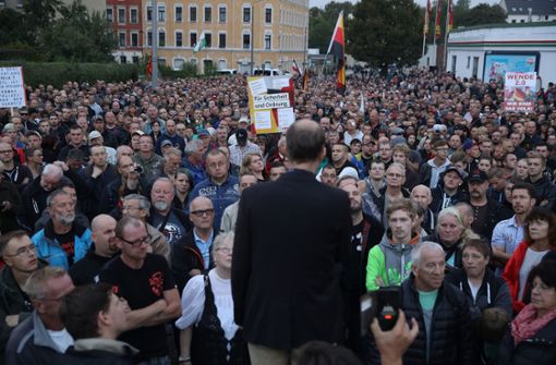 Schätzungen zufolge versammelten sich am Donnerstag mehr als 1000 Menschen bei einer Protestkundgebung in Chemnitz. Foto: Getty Images Europe