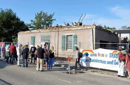 In Weissach im Tal haben rund 500 Menschen eine Mahnwache abgehalten. Am frühen Montagmorgen war dort eine Asylunterkunft abgebrannt. Foto: dpa