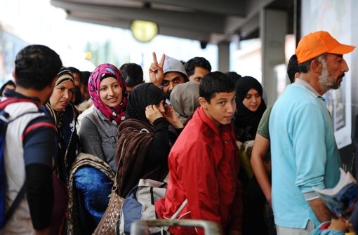 Flüchtlinge kommen mit einem Sonderzug aus Wien am Bahnhof in Freilassing bei Salzburg an. Foto: dpa