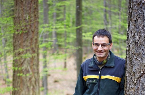 Andreas Kuppel ist seit März Forstrevierleiter im Revier Steinenbronn. Er lernt das Gebiet noch kennen – und ist deshalb nie ohne Karte unterwegs. Foto: Leonie Schüler