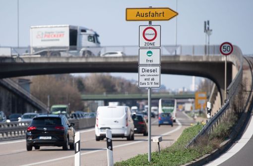 Auf das Land kommt im Streit um die Luftqualität und Fahrverbote in Stuttgart ein Zwangsgeld zu.  (Symbolfoto) Foto: Marijan Murat/dpa/Marijan Murat