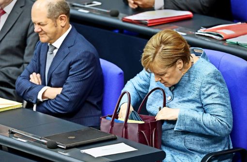 Vielleicht findet Kanzlerin Merkel ja in ihrer Tasche noch ein paar Milliarden für die Bundeswehr, denn Finanzminister Olaf Scholz (SPD) will nichts mehr rausrücken. Foto: dpa