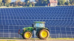 Auch die Landwirte   könnten mit PV-Anlagen auf  ihren Feldern dazu betragen, dass Leinfelden-Echterdingen Strom herstellt, finden die Grünen im Gemeinderat. Foto: imago images/Arnulf Hettrich