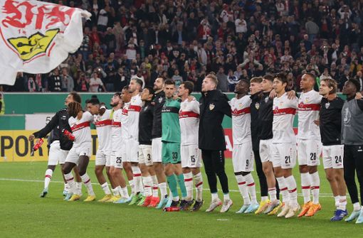 Es gibt wieder etwas zu feiern. Die VfB-Profis jubeln mit ihren Fans. Weitere Fotos vom 6:0-Kantersieg gegen Arminia Bielefeld finden Sie in unserer Bildergalerie. Foto: Baumann